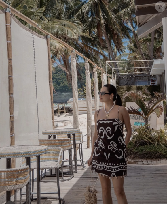 Passionnée, elle explique son parcours : "J'ai toujours aimé les vêtements. J'ai commencé à concevoir ce que je voulais acheter et ce qui n'était pas disponible". 

Modèle pour la marque Charina Sarte, Instagram @charinasarteshop