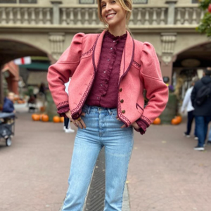 Dernièrement, elle a opté pour un look coloré devant les caméras de la sixième chaîne.

Ophélie Meunier en plein tournage de "Zone Interdite", sur M6.