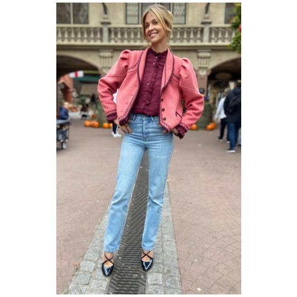 Dernièrement, elle a opté pour un look coloré devant les caméras de la sixième chaîne.

Ophélie Meunier en plein tournage de "Zone Interdite", sur M6.