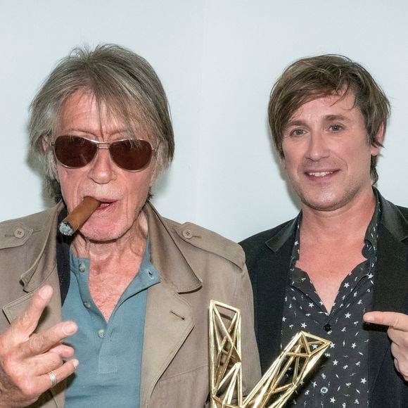 Exclusif - Jacques Dutronc (Victoire d'honneur) avec son fils Thomas Dutronc en backstage lors la 37ème cérémonie des Victoires de la musique à la Seine musicale de Boulogne-Billancourt. © Cyril Moreau / Tiziano Da Silva / Bestimage