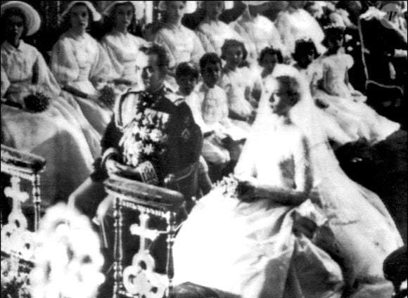 Le mariage religieux en la cathédrale de Monaco de Grace et du prince Rainier III le 19 avril 1956. Grace Kelly, devenue princesse princesse Grace consort de Monaco, porte une robe créée par la costumière Helen Rose et offerte par le studio avec lequel elle est sous contrat, la Metro-Goldwyn Mayer