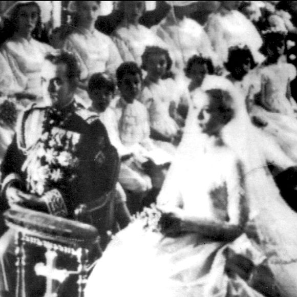 Le mariage religieux en la cathédrale de Monaco de Grace et du prince Rainier III le 19 avril 1956. Grace Kelly, devenue princesse princesse Grace consort de Monaco, porte une robe créée par la costumière Helen Rose et offerte par le studio avec lequel elle est sous contrat, la Metro-Goldwyn Mayer