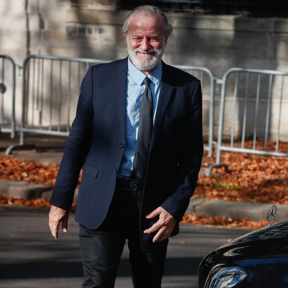 Francis Huster - Arrivées à l'enregistrement de l'émission "Vivement Dimanche" présentée par M. Drucker et qui sera diffusée le 8 octobre 2023 sur France 3, au studio Gabriel à Paris, France, le 03 octobre 2023. © Christophe Clovis / Bestimage