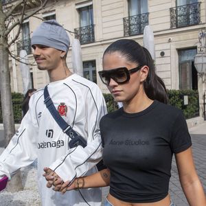 Les Beckham quittent leur hôtel La Réserve, à Paris, le 8 mars 2025.  GOFF INF / BESTIMAGE