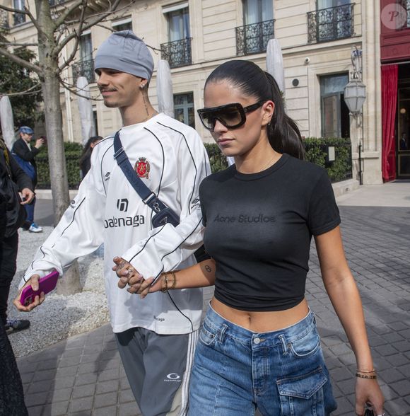 Les Beckham quittent leur hôtel La Réserve, à Paris, le 8 mars 2025.  GOFF INF / BESTIMAGE