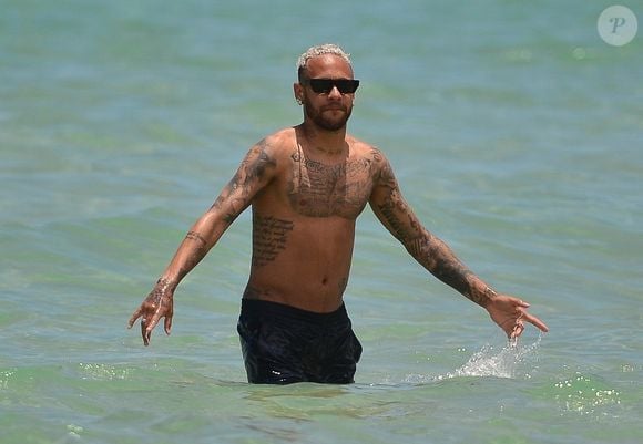 Neymar Jr. - Neymar Jr., sa compagne Bruna Biancardi, sa soeur Rafaella Santos et son compagnon profitent de la plage à Miami, le 11 juin 2022.