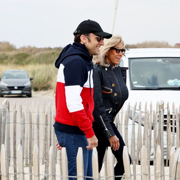Le président de la république Emmanuel Macron et la première dame Brigitte Macron s'offrent une promenade sur la plage du Touquet la veille du 2 ème tour des élections présidentielles 2022 le 23 avril 2022.
© Dominique Jacovides / Bestimage