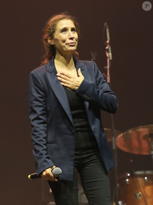 Exclusif - Emily Bécaud - Concert "Et Maintenant", le spectacle hommage à Gilbert Bécaud interprété par Jules Grison avec la participation exceptionnelle de sa fille, Emily Bécaud à l'Olympia, Parisle 17 septembre 2023. © Coadic Guirec/Bestimage