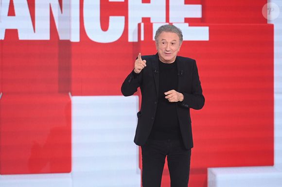 Exclusif - Michel Drucker lors de l'enregistrement de l'émission "Vivement dimanche" au studio Rive Gauche, présentée par M.Drucker avec une diffusion sur France 3 à Paris, France. © Guillaume Gaffiot/Bestimage