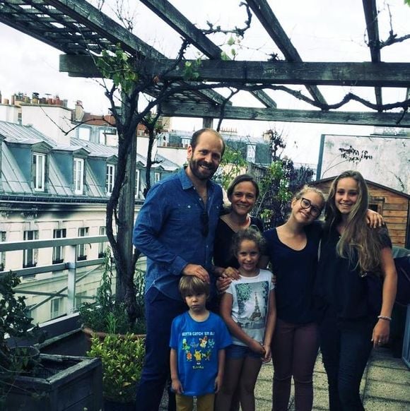 Camille Raymond pose avec son clan sur Facebook, en décembre 2017