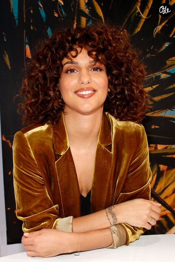 Portrait de la chanteuse Tal