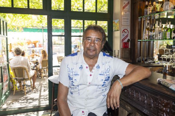 Laurent Voulzy voulait éviter les médias

Exclusif - Laurent Voulzy lors des séance de dédicaces "Les plumes de Ramatuelle" au café de l'Ormeau en marge du 41ème Festival de Ramatuelle ( qui fête cette année son 40 ème anniversaire) le 10 août 2025. 

© Cyril Bruneau / Bestimage