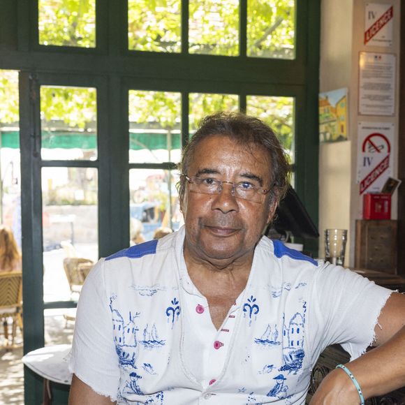 Laurent Voulzy voulait éviter les médias

Exclusif - Laurent Voulzy lors des séance de dédicaces "Les plumes de Ramatuelle" au café de l'Ormeau en marge du 41ème Festival de Ramatuelle ( qui fête cette année son 40 ème anniversaire) le 10 août 2025. 

© Cyril Bruneau / Bestimage
