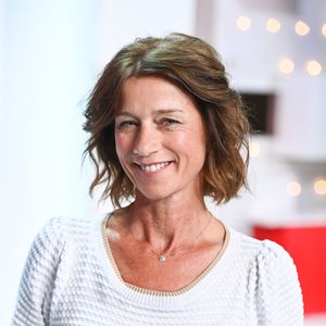 "Frédéric Lopez, il a cet art, il a un vrai talent, c'est de mettre en confiance tout en étant très honnête dans sa façon de vous accompagner", lui a-t-elle justement reconnu.

Exclusif - Carole Gaessler - Enregistrement de l'émission Vivement dimanche au studio Gabriel, présentée par M.Drucker et diffusée sur France 3 le 15 octobre 2023.
© Guillaume Gaffiot / Bestimage 

No web pour la Belgique et la Suisse