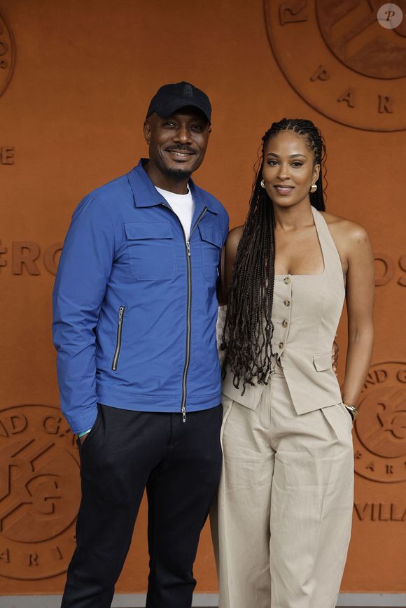 Eddy de Pretto, François Berléand, Harry Roselmack, Sylvie Testud ou encore Elisa Zylberstein ont complété ce parterre étoilé.

Harry Roselmack et sa nouvelle compagne Jennifer Galap lors des Internationaux de France de Tennis de Roland Garros 2025, à Paris, France, le 7 juin 2025. 

© Cyril Moreau / Bestimage