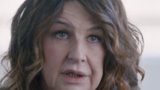 Valérie Lemercier plus heureuse à Paris que dans le petit village où elle a grandi : "J’aime la ville pour ça"