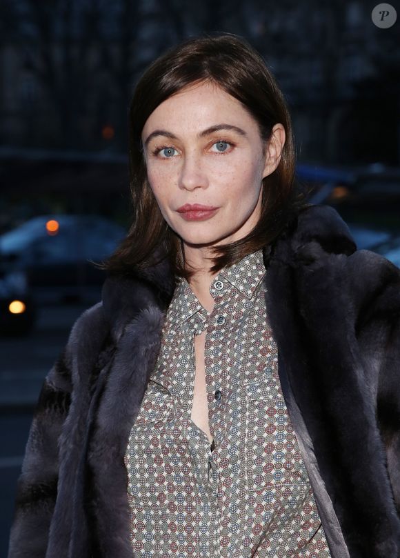 Certaines ne peuvent plus se passer d'une facialiste, l'image d'Emmanuelle Béart. 

Emmanuelle Béart - Arrivées des people au défilé de mode, collection prêt-à-porter automne-hiver 2014/2015 "Paul & Joe" à Paris. Le 4 mars 2014 Guignebourg - Veeren / Bestimage