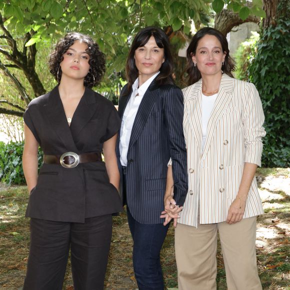 Mathilde Labarthe, Hélène Médigue et Marie Gillain - Photocall du film "Une place pour Pierrot" lors de la 18ème édition du Festival du Film Francophone de Angoulême (FFA) le 28 août 2025.

© Coadic Guirec / Bestimage