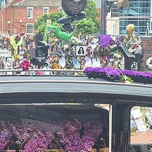 BGUK_3310373 - Birmingham, ROYAUME-UNI - Sharon Osbourne et le reste de la famille Osbourne se sont réunis à Birmingham pour rendre un dernier hommage à l'icône du rock Ozzy Osbourne. Lors de cette cérémonie émouvante, ses proches ont salué la mémoire du musicien légendaire. Backgrid UK/ Bestimage