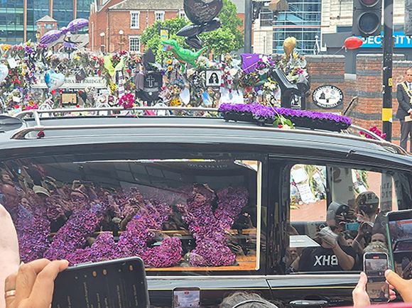BGUK_3310373 - Birmingham, ROYAUME-UNI - Sharon Osbourne et le reste de la famille Osbourne se sont réunis à Birmingham pour rendre un dernier hommage à l'icône du rock Ozzy Osbourne. Lors de cette cérémonie émouvante, ses proches ont salué la mémoire du musicien légendaire. Backgrid UK/ Bestimage