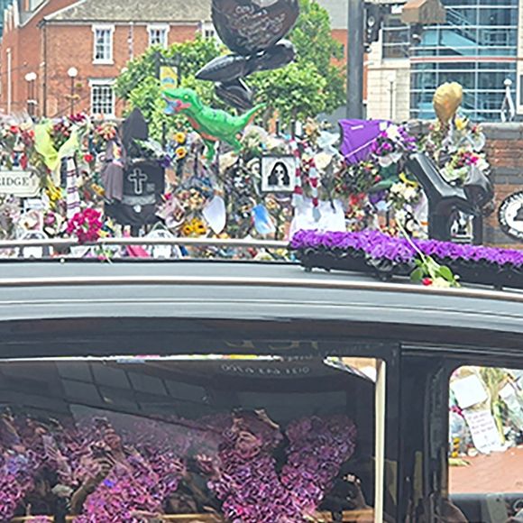 BGUK_3310373 - Birmingham, ROYAUME-UNI - Sharon Osbourne et le reste de la famille Osbourne se sont réunis à Birmingham pour rendre un dernier hommage à l'icône du rock Ozzy Osbourne. Lors de cette cérémonie émouvante, ses proches ont salué la mémoire du musicien légendaire. Backgrid UK/ Bestimage