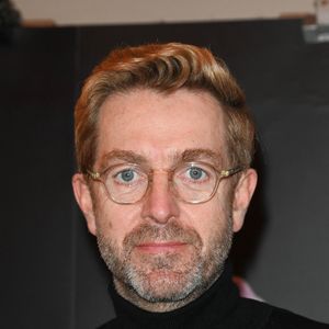 Il a travaillé sous le pseudonyme Arnaud Dumas pour préserver son anonymat et rendre hommage à son grand-père.

Alexandre Delpérier - 27ème cérémonie des Lauriers de l'Audiovisuel au théâtre Marigny à Paris le 21 février 2022. © Coadic Guirec/Bestimage