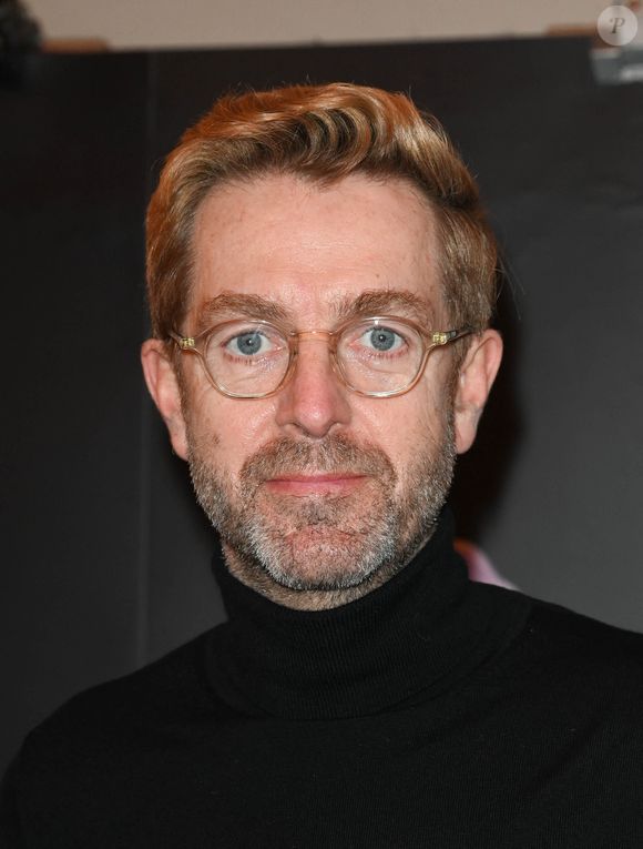 Il a travaillé sous le pseudonyme Arnaud Dumas pour préserver son anonymat et rendre hommage à son grand-père.

Alexandre Delpérier - 27ème cérémonie des Lauriers de l'Audiovisuel au théâtre Marigny à Paris le 21 février 2022. © Coadic Guirec/Bestimage