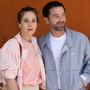 Alysson Paradis et son compagnon Guillaume Gouix au village lors des Internationaux de France de Tennis de Roland Garros 2026. Paris, le 1er juin 2026. © Jacovides / Moreau / Bestimage