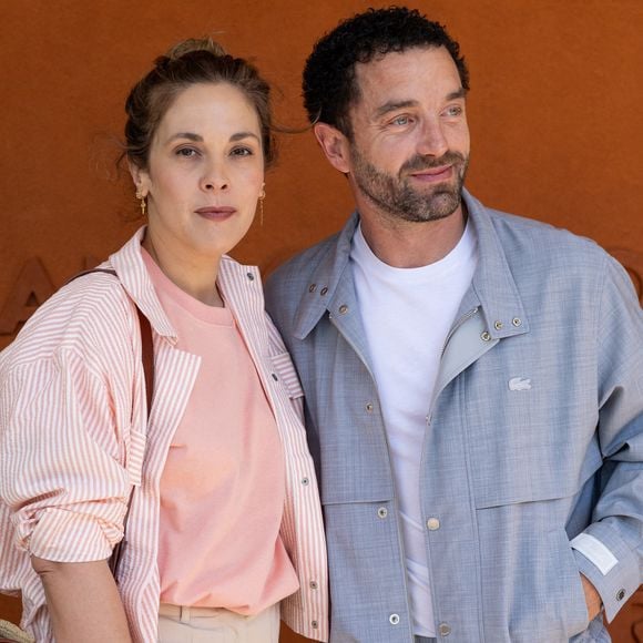 Alysson Paradis et son compagnon Guillaume Gouix au village lors des Internationaux de France de Tennis de Roland Garros 2026. Paris, le 1er juin 2026. © Jacovides / Moreau / Bestimage