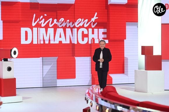 L'émission de Michel Drucker met à l'honneur la star canadienne

Exclusif - Michel Drucker - Enregistrement de l'émission "Vivement dimanche" spécial Céline Dion au studio Rive gauche, présentée par Michel Drucker. Diffusion sur France 3 le 6 septembre 2026.
© Guillaume Gaffiot/Bestimage