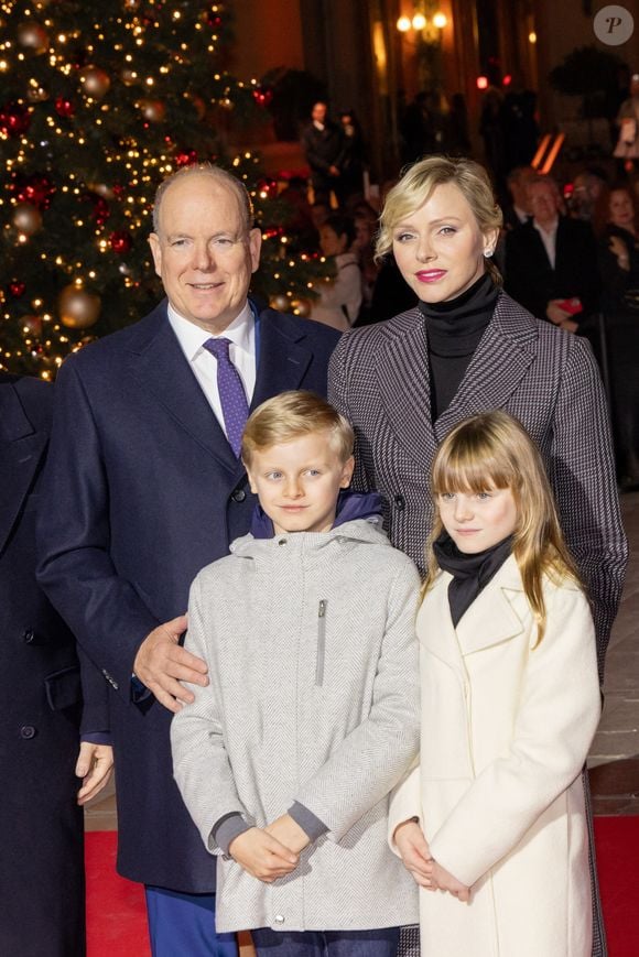 Il y a quelques semaines, le 9 avril 2025, Jacques et Gabriella ont également fait leur première visite officielle en Bretagne et en Normandie avec leur papa. C

Le prince Albert II de Monaco et la princesse Charlène, avec leurs enfants, les jumeaux princiers, Jacques et Gabriella, ont donné le coup d'envoi des illuminations de la SBM, sur la Place du Casino de Monaco. 
© Olivier Huitel/Pool Monaco/Bestimage
