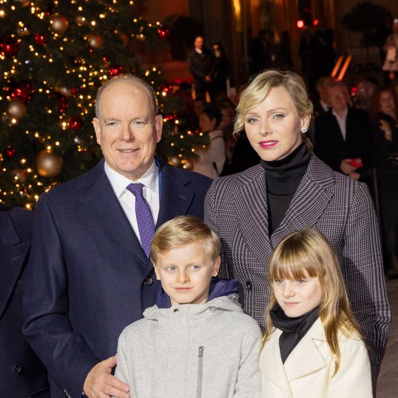 Il y a quelques semaines, le 9 avril 2025, Jacques et Gabriella ont également fait leur première visite officielle en Bretagne et en Normandie avec leur papa. C

Le prince Albert II de Monaco et la princesse Charlène, avec leurs enfants, les jumeaux princiers, Jacques et Gabriella, ont donné le coup d'envoi des illuminations de la SBM, sur la Place du Casino de Monaco. 
© Olivier Huitel/Pool Monaco/Bestimage