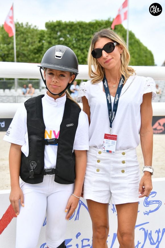 Sa coach Laurie Lagrange a révélé qu'une chute avait "un peu tout remis en question" et que l'adolescente s'était fait peur.

Laurie Lagrange et Giulia Sarkozy lors de la coupe Kids Cup L'Envol lors du Longines Paris Eiffel Jumping le 20 juin 2025.

© Perusseau / Veeren / Bestimage