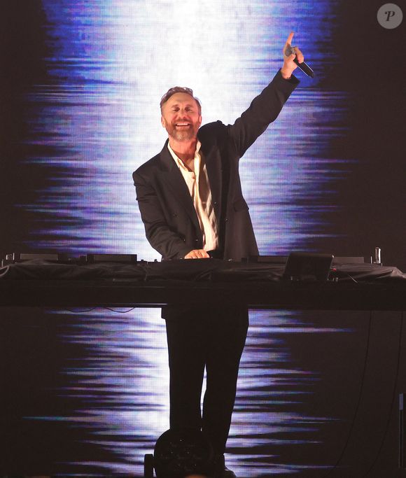 Alors qu'il était en plein mix, David Guetta a été déstabilisé par un visage familier. Perchée sur les épaules d'un ami, Angie faisait de grands signes pour capter son regard. 

Le 10 mai 2025, Huntington Beach, Californie, États-Unis. David Guetta se produit sur scène lors de l'émission iHeartRadio's 102.7 KIIS FM Wango Tango.

© Casey Flanigan/SOPA Images via ZUMA Press Wire