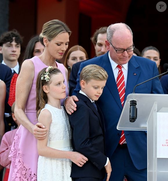 Le prince Albert II de Monaco, la princesse Charlene et leurs enfants, le prince héréditaire Jacques et la princesse Gabriella à la célébration des 20 ans de règne d'Albert II de Monaco sur la place du Palais à Monaco, le 19 juillet 2025. 

Photo : Bruno Bebert / Bestimage
