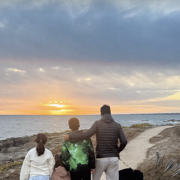 Karine Ferri partage des photos de son escapade au bord de la mer en famille.