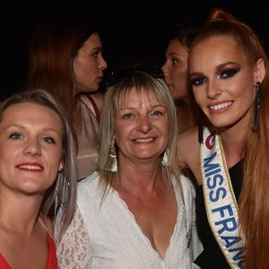 Heureusement, elle a pu compter sur le soutien de sa mère, Brigitte Wagon

Maëva Coucke (Miss France 2018), sa sœur Victoria et Brigitte Wagon (la maman de Maëva ) - M. Coucke (Miss France 2018) fête son 24ème anniversaire à Paris le 27 juin 2018.  © Veeren/Bestimage