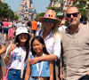 L’acteur reste en contact avec Jade et sa sœur Joy.
Laeticia Hallyday et ses filles à Disneyland, le 26 juin 2019. Jean Reno, le parrain de Jade et Joy, était également présent. Instagram