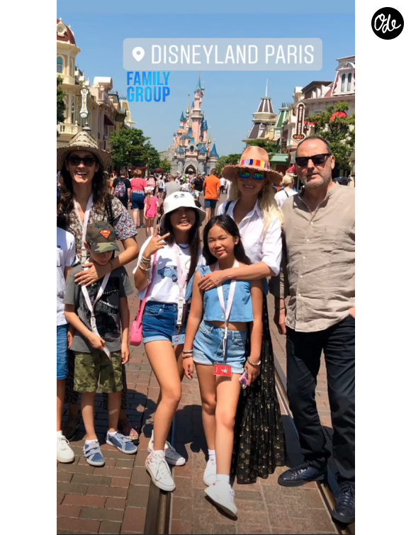 L’acteur reste en contact avec Jade et sa sœur Joy.
Laeticia Hallyday et ses filles à Disneyland, le 26 juin 2019. Jean Reno, le parrain de Jade et Joy, était également présent. Instagram