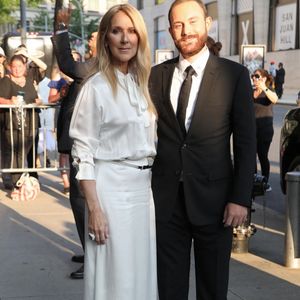 "Tu remplis toujours nos cœurs, chaque jour. Tu es tout pour nous. Tu nous manques tellement. Joyeux 30ème anniversaire, mon amour !", a-t-elle écrit, en anglais, avant de signer Céline, René-Charles, Eddy et Nelson. 
Céline Dion et René-Charles Angelil à la projection de "I Am : Celine Dion" à New York.