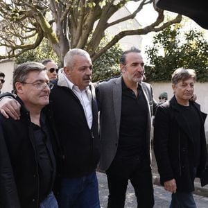 Les proches de Bruno Salomone se sont réunis pour ses obsèques à Joinville-le-Pont.

James Huth, réalisateur du film "Brice de Nice" , Manu Joucla, Eric Collado, Jean Dujardin, Eric Massot - Sorties des obsèques de Bruno Salomone en l'église Sainte-Anne de Polangis de Joinville-le-Pont (Val-de-Marne) © Cyril Moreau - Dominique Jacovides / Bestimage