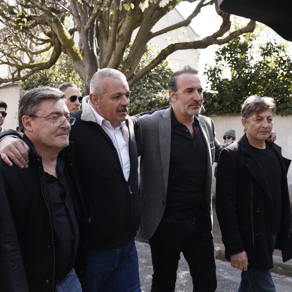 Les proches de Bruno Salomone se sont réunis pour ses obsèques à Joinville-le-Pont.

James Huth, réalisateur du film "Brice de Nice" , Manu Joucla, Eric Collado, Jean Dujardin, Eric Massot - Sorties des obsèques de Bruno Salomone en l'église Sainte-Anne de Polangis de Joinville-le-Pont (Val-de-Marne) © Cyril Moreau - Dominique Jacovides / Bestimage