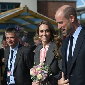 Le prince William, prince de Galles, et Catherine (Kate) Middleton, princesse de Galles, visitent l'école maternelle et primaire de Farnborough Road, pour montrer leur soutien continu à la communauté de Southport après l'attaque de juillet 2024, au cours de laquelle trois filles, Alice da Silva Aguiar, Bebe King et Elsie Dot Stancombe, ont été tragiquement tuées lors d'un cours de danse à Southport, Merseyside, Royaume-Uni, le 23 septembre 2025.  © PA Photo / Bestimage