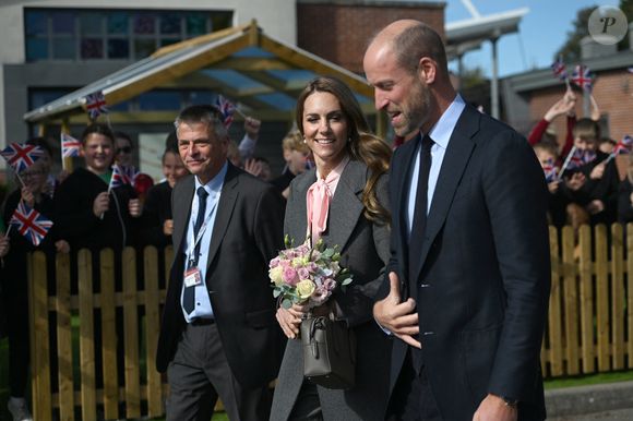 Le prince William, prince de Galles, et Catherine (Kate) Middleton, princesse de Galles, visitent l'école maternelle et primaire de Farnborough Road, pour montrer leur soutien continu à la communauté de Southport après l'attaque de juillet 2024, au cours de laquelle trois filles, Alice da Silva Aguiar, Bebe King et Elsie Dot Stancombe, ont été tragiquement tuées lors d'un cours de danse à Southport, Merseyside, Royaume-Uni, le 23 septembre 2025.  © PA Photo / Bestimage