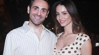 Camille Combal et sa femme Marie de sortie loin de la France : la journaliste a opté pour une petite robe qui lui va parfaitement