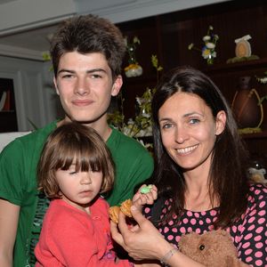 Adeline Blondieau, son fils Aïtor et sa fille Wilona lors d’un goûter de Pâques « Tout Chocolat » à l'Hôtel de Vendôme à Paris le 9 avril 2014. Veeren/ Bestimage
