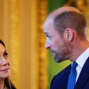 Kate, passionnée et absorbée par la discussion, ralentissait le rythme de l’événement. William est alors intervenu avec délicatesse, posant sa main sur son dos pour guider subtilement sa femme.

Le William, prince de Galles, et Catherine (Kate) Middleton, princesse de Galles, contemplent la "Collection Royale" dans le Salon Vert du château de Windsor, dans le cadre de leur visite officielle au Royaume-Uni. Windsor, le 3 décembre 2025.

Hannah McKay/WPA-Pool/Julien Burton via Bestimage