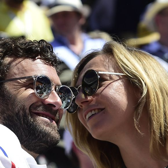 Avec son compagnon Clément Séjourné, elle co-réalise "Formica", une aventure qu’elle qualifie de "folle" et complémentaire.

Amélie Etasse et son compagnon Clement Sejourné dans les tribunes lors des internationaux de tennis de Roland Garros à Paris, France, le 1er juin 2019. © Jean-Baptiste Autissier/Panoramic/Bestimage