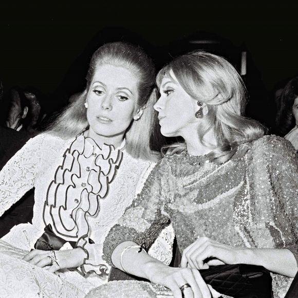 Les deux sœurs avaient partagé l’affiche du film Les Demoiselles de Rochefort.

Catherine Deneuve, David Bailey et Françoise Dorléac à la première du film Les Demoiselles de Rochefort en 1967
AGENCE / BESTIMAGE