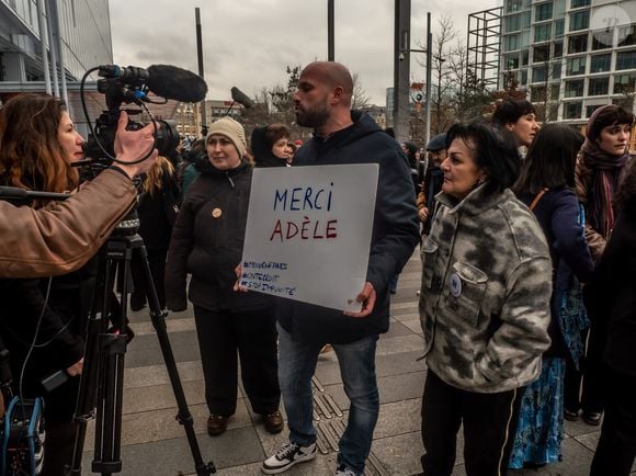 Vidéos - Appel à un rassemblement de soutien à Adèle Haenel par des associations féministes devant le tribunal de Paris le 9 décembre 2024.